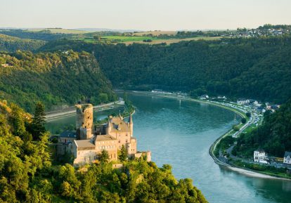 Burg Katz (im Hintergrund Loreley)
